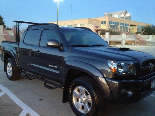 2011 toyota tacoma, low mileage,double cab,v6,4 wheel drive,trd sport package
