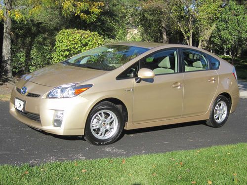 2010 toyota prius w/ navigation - excellent condition/low mileage - no reserve