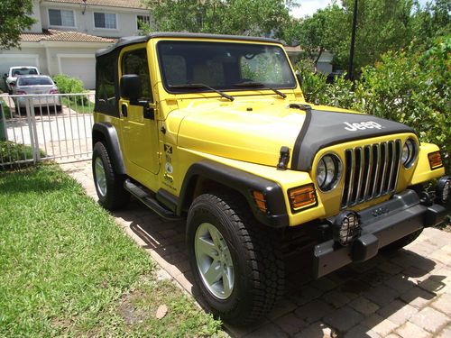 Jeep wrangler 2006 x  4wd 6 speed manual yellow like new