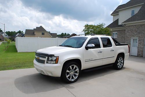 2009 chevrolet avalanche ltz white diamond 1 owner private seller only 51k miles