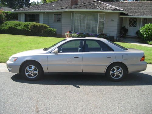 1999 lexus es300 sedan 4-door 3.0l with 116k miles