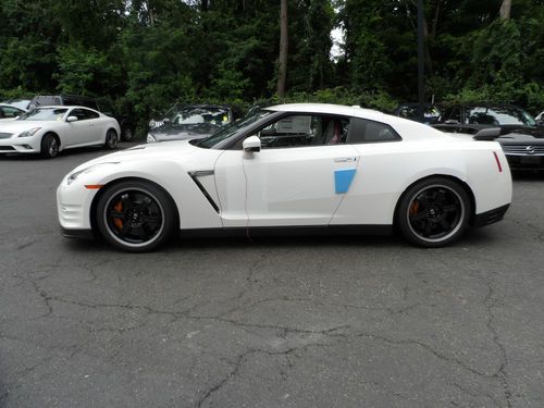 2014 nissan gtr black edition..white/black and red..carbon fiber spoiler..low $$