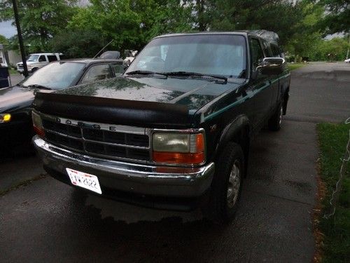 1995 dodge dakota 4x4 extended cab pickup 2-door 3.9l with matching cap!!