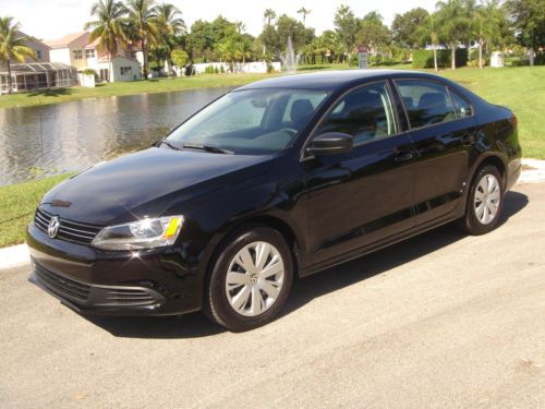 2013 volkswagen jetta black low miles 2,0 engine great on gas