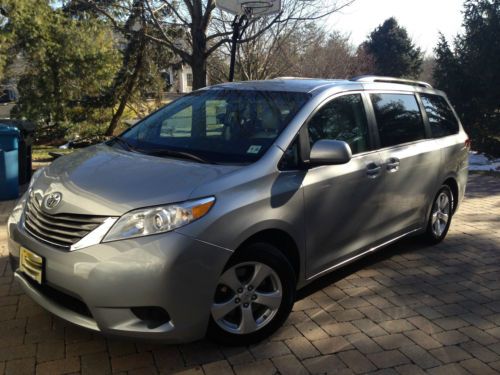 2011 toyota sienna le mini van 3.5l 8 passenger /leather interior