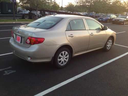 2010 toyota corolla le, excellent condition. factory warranty. clean carfax.