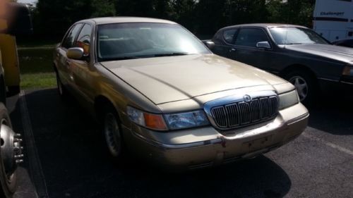 No reserve auction no grand marquis at sedan v8 rwd