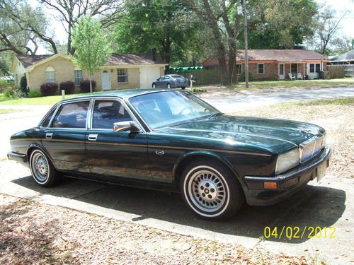 Jaguar 1990  sovereign 4 dr. sedan sunroof british racing green w/ gold stripes