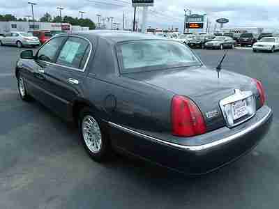 One Owner Signature Series Plush Leather Great Tires Runs Great CD Changer, image 2