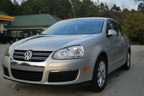 2010 volkswagen jetta se sedan white gold very good condition. great price!