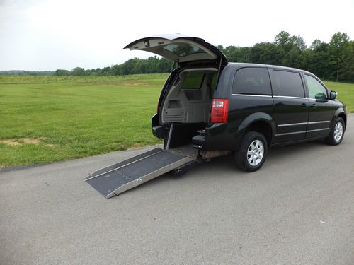 2010 chrysler town &amp; country wheelchair/handicap ramp van rear entry conversion