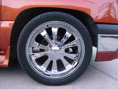 2004 Chevy avalanche, four door, orange,, image 2