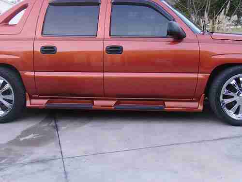 2004 Chevy avalanche, four door, orange,, image 3