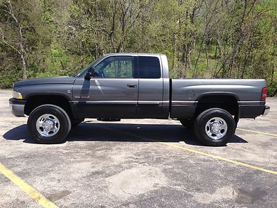 02 dodge ram 2500 4x4 - cummins diesel - low miles - short bed - great condition