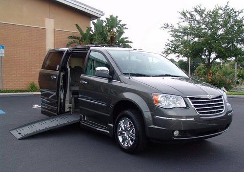 Chrysler town&amp;country limite braun xt wheelchair handicap van, only 20k miles