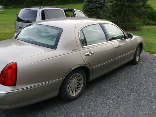 1999 lincoln town car signature sedan 4-door 4.6l