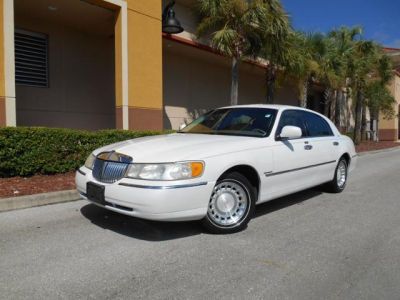 2000 lincoln town car executive sedan -- low low miles !!