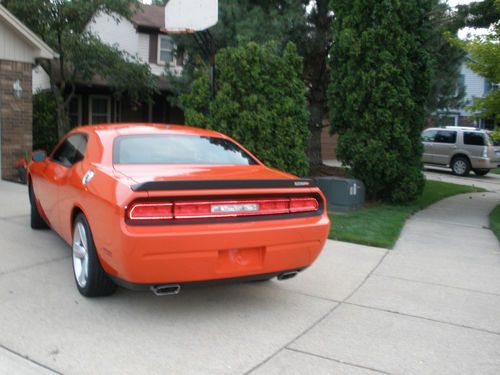 2008 dodge challenger srt8 coupe 2-door 6.1l