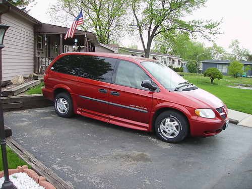 Dodge entervan-(wheelchair,handicap accessible)v-6, maroon,custom pckg