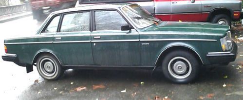 Volvo 1983 - forest green - 240 dl sedan