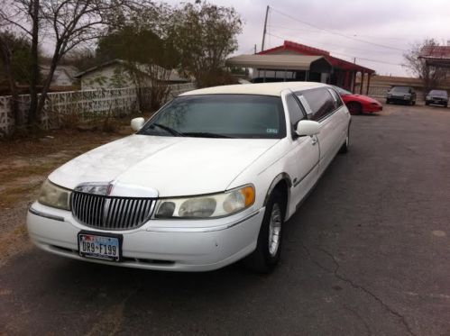 Lincoln town car limousine white