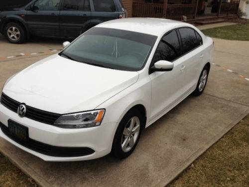 Like new 2012 vw jetta tdi, manual transmission, great condition, money saver!