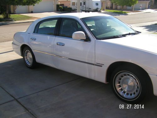 2002 lincoln town car executive sedan 4-door 4.6l