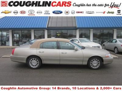 We finance! 2006 lincoln town car signature 44k mi! leather v8 clean carfax!