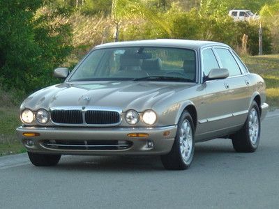 Low price! '00 jaguar xj8 v8 sedan looks great!