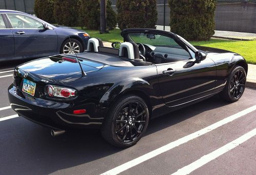 06 mx-5 miata / black / 30,000 miles / 6-speed / dvd &amp; nav / adult owned