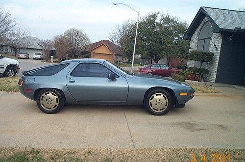 Porsche 928 blue/ black leather interior 1984