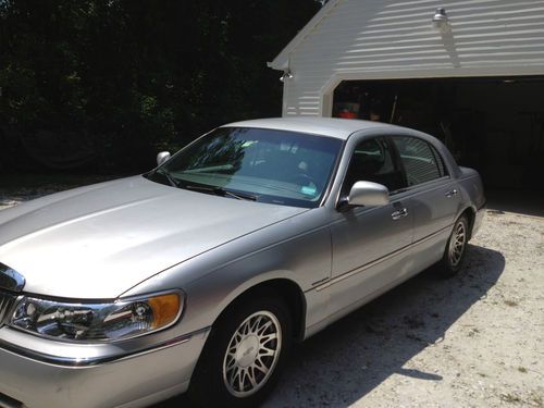 2000 lincoln town car signature sedan 4-door 4.6l