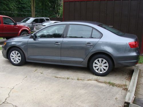 2013 Volkswagon Jetta - 750 miles Nearly New - 4cly - automatic - Smells factory, image 2