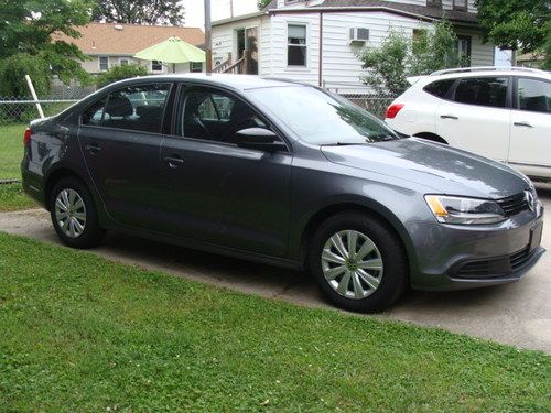 2013 Volkswagon Jetta - 750 miles Nearly New - 4cly - automatic - Smells factory, image 3