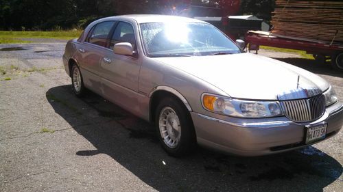 1999 Lincoln Town Car Executive Sedan 4-Door 4.6L, image 2
