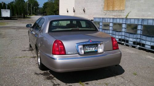 1999 Lincoln Town Car Executive Sedan 4-Door 4.6L, image 3