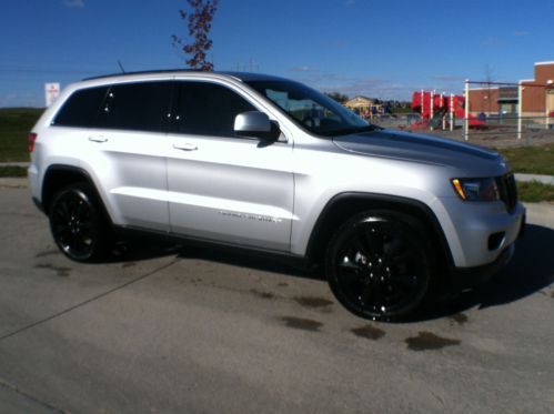 2013 jeep grand cherokee / 4x4 / heated leather / navigation / loaded