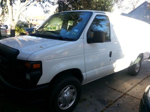 2011 econoline-e250 extended w/racks-26150 miles