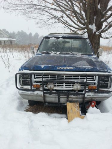 1977 dodge truck 4x4, 4 speed