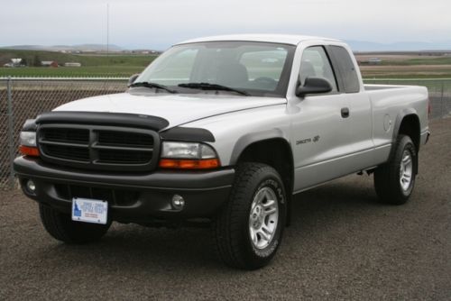 2002 dodge dakota club cab 4x4 58,000 1 owner miles.