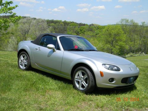 2006 mazda mx-5 miata base convertible 2-door 2.0l