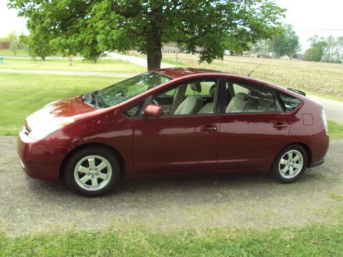 2005 toyota pruis four door hatchback