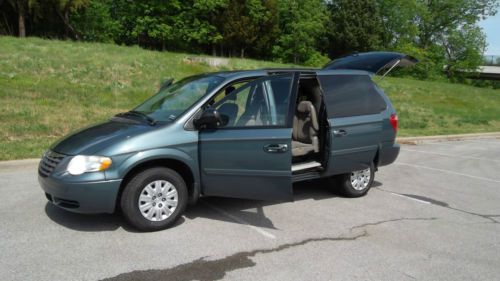 2007 chrysler town &amp; country wheelchair/handicap rear entry ramp van