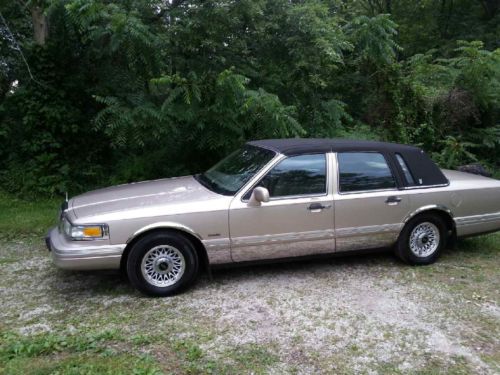 1997 lincoln town car executive sedan 4-door 4.6l 46,600 low miles