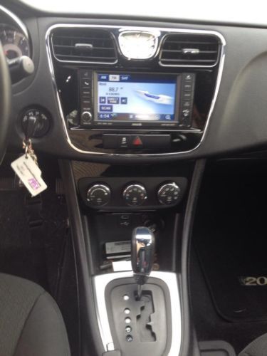 2011 Chrysler 200 Touring Sedan 4-Door 2.4L, image 5