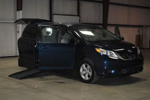 2012 toyota sienna le wheelchair accessible