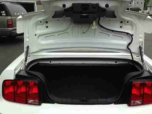 2007 Ford Mustang Base Convertible 2-Door 4.0L Low Mileage - <28,000 miles, image 9