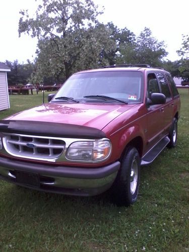 Very clean 1996 explorer xlt v8 awd leather mnrf loaded 131k nice 1 owner !!