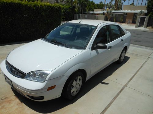 White 2006 ford focus zx4 sedan 4-door 2.0l low miles 39,000 car runs great