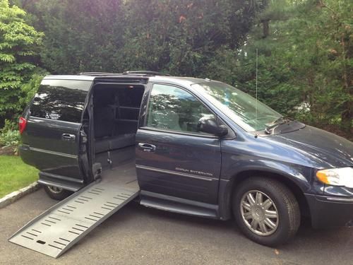 Wheelchair accessible 2007 chrysler town &amp; country